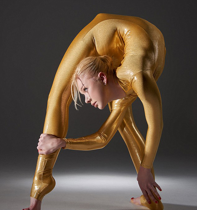 "世界最柔軟女子"拍新年日曆 秀驚人彎曲姿勢