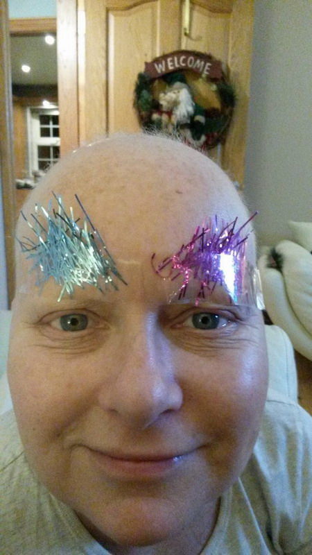 英国乳腺癌患者画另类眉妆庆圣诞
