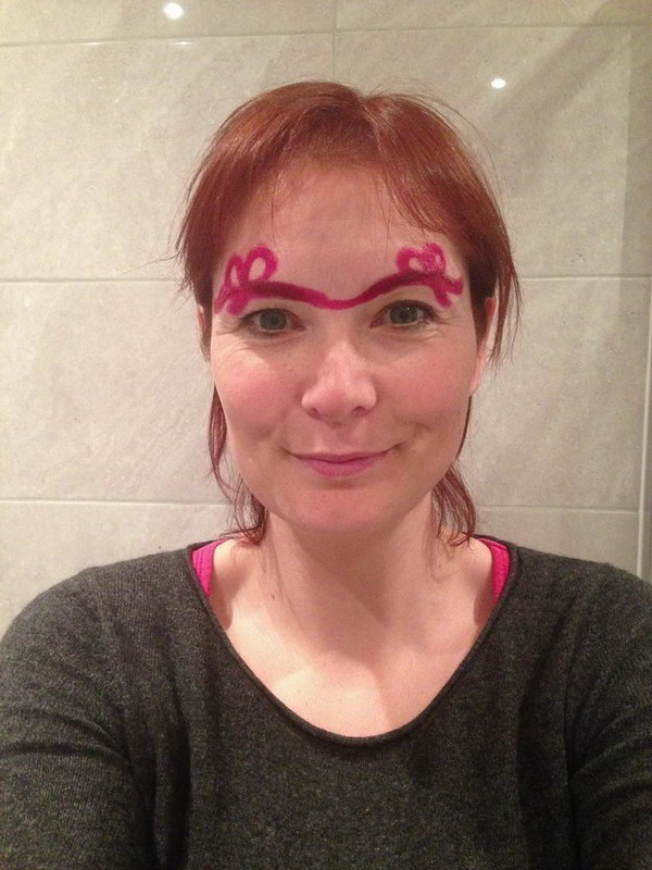英国乳腺癌患者画另类眉妆庆圣诞