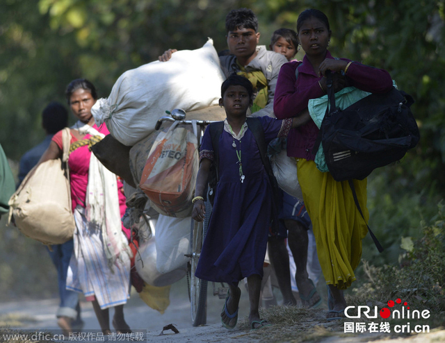 印度两村庄遭暴力血洗致50余人死 民众奔逃避难