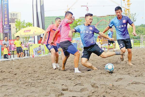 【社会民生 列表】重庆首届沙滩足球挑战赛鸣哨