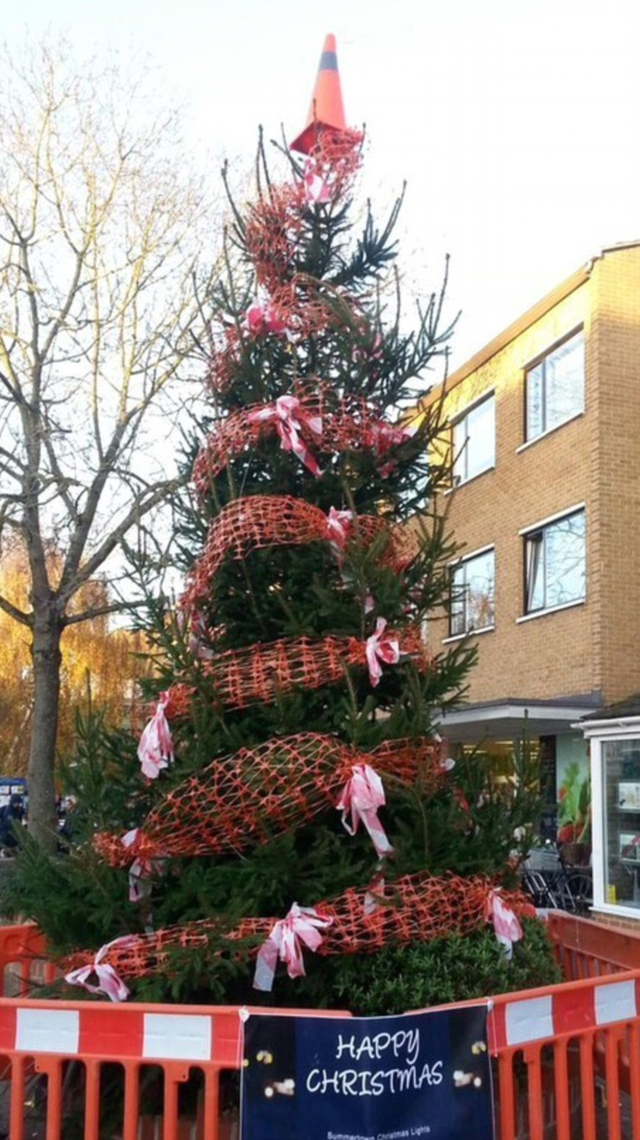 盤點英國各地最醜聖誕樹:垃圾袋代替裝飾品