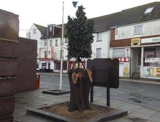 盤點英國各地最醜聖誕樹:垃圾袋代替裝飾品