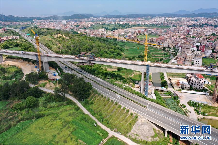 新建福厦铁路跨斗尾疏港高速公路特大桥中跨合龙