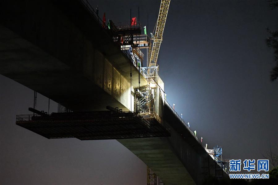 新建福厦铁路跨斗尾疏港高速公路特大桥中跨合龙