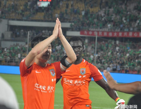 鲁能队员赛后向到场助阵球迷鞠躬致谢 鲁能队员赛后向到场助阵球迷鞠躬致谢_fororder_1501946492648_副本