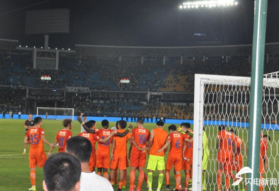 鲁能队员赛后向到场助阵球迷鞠躬致谢 鲁能队员赛后向到场助阵球迷鞠躬致谢_fororder_1501946521740_副本