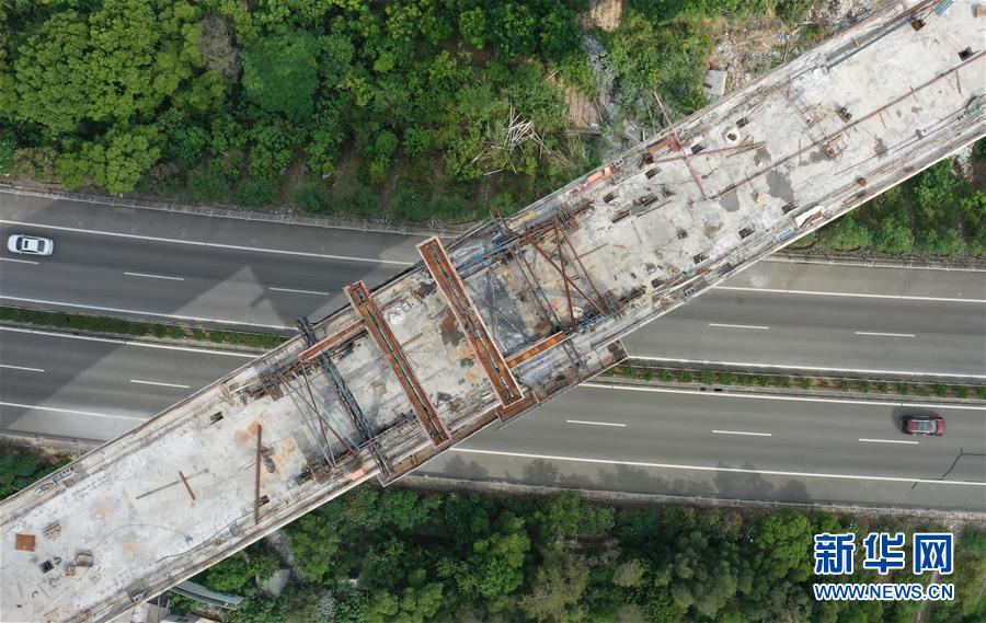 新建福厦铁路跨斗尾疏港高速公路特大桥中跨合龙