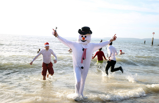 英國舉辦傳統聖誕節冬泳 數千英國人穿奇裝異服參加