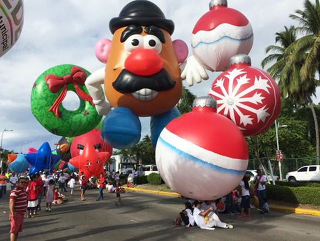 墨西哥海濱城市舉辦卡通氣球大遊行 墨西哥海濱城市舉辦卡通氣球大遊行