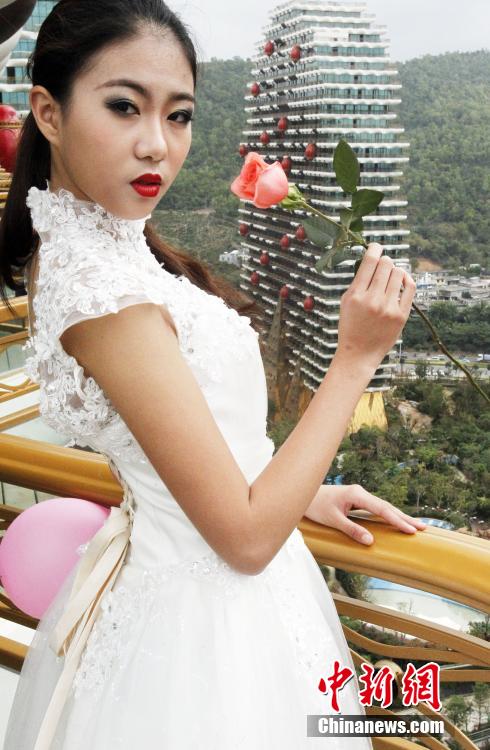 2014世界休闲小姐佳丽三亚演绎婚纱秀