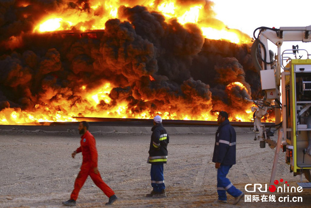 利比亞最大石油港儲油罐遭火箭襲擊著火