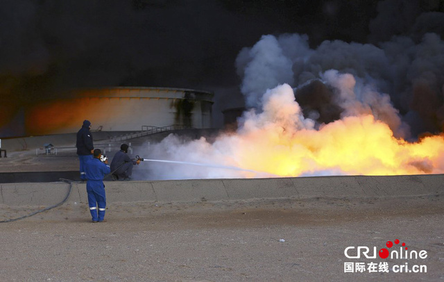 利比亞最大石油港儲油罐遭火箭襲擊著火