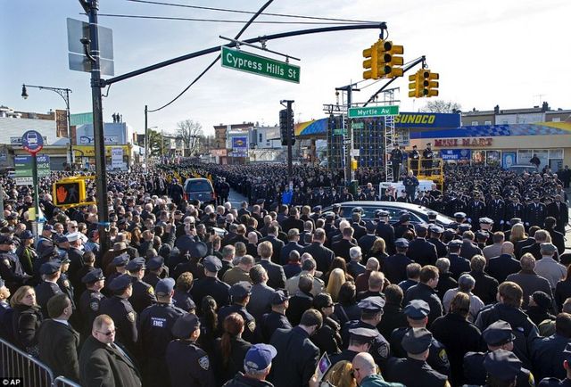 遭黑人枪杀纽约警察葬礼举行 数万警察送别