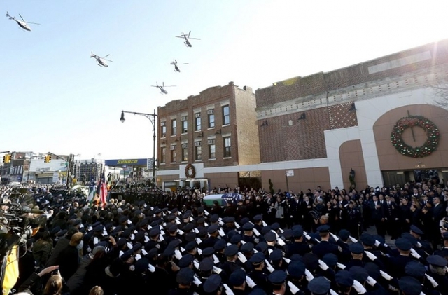 遭黑人枪杀纽约警察葬礼举行 数万警察送别