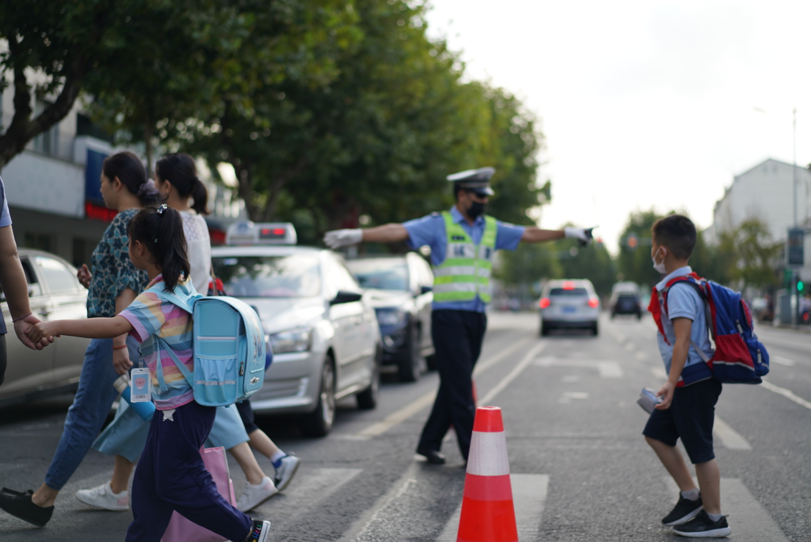 （B 平安江蘇圖文 chinanews帶圖列表 移動版）蘇州姑蘇交警全力做好新學期校園周邊安保工作