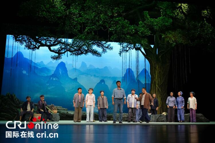 【A】話劇《大山壯歌》首演 展示真實扶貧故事獲讚連連
