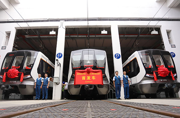 9月1日,一辆崭新的地铁列车缓缓从成都地铁6号线郫筒车辆段空载驶出