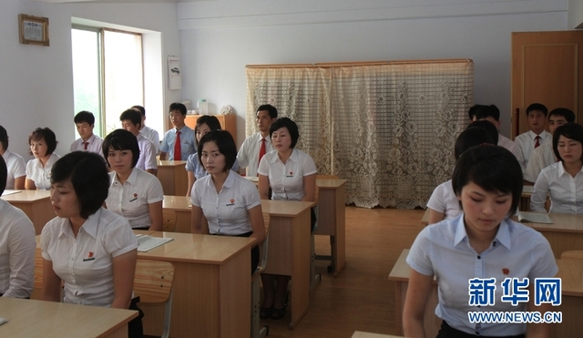 西方记者看不到的朝鲜：朝鲜校园女生