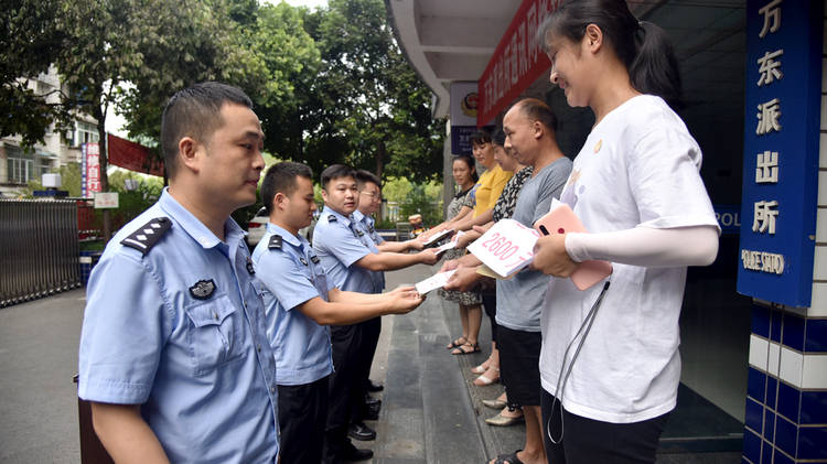 民警把钱追回并还给被骗者 供图 重庆万盛公安分局6969"你们太好