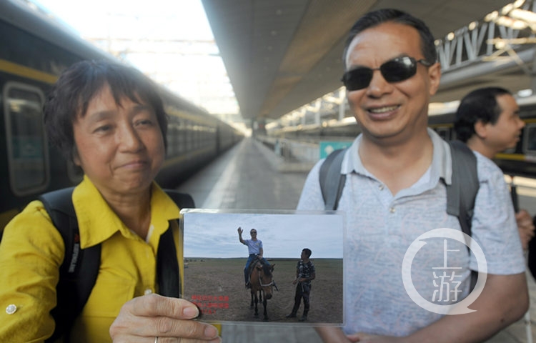 【社会民生 列表】列车上 来了一群盲人按摩师为旅客免费按摩