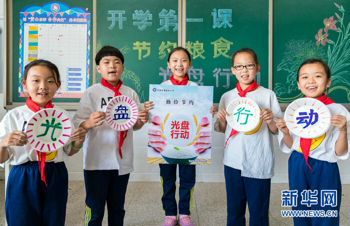 개학 시즌, 중국의 이색적인 개학식!_fororder_内蒙古呼和浩特市玉泉区通顺街小学学生在进行“光盘行动我能行”倡议宣传