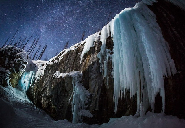 加拿大攀冰者零下30度嚴寒挑戰冰凍瀑布