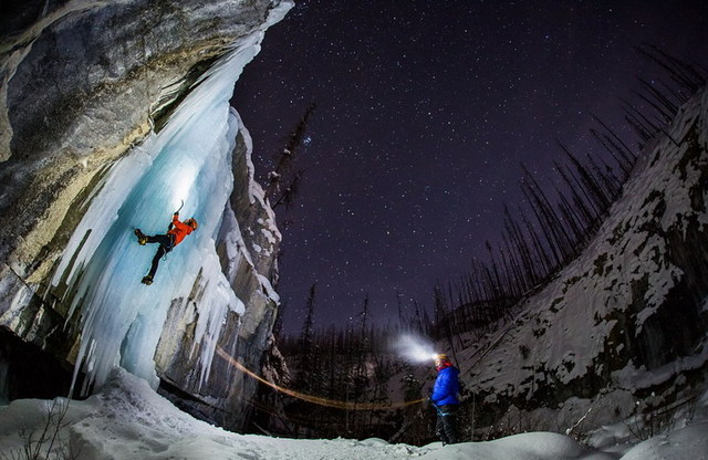 加拿大攀冰者零下30度嚴寒挑戰冰凍瀑布