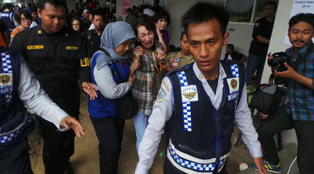 印尼確認找到失聯亞航客機殘骸 乘客家屬情緒崩潰