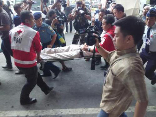 印尼確認找到失聯亞航客機殘骸 乘客家屬情緒崩潰