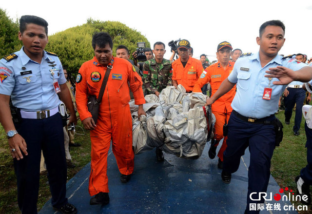 印尼空軍將失事客機殘骸打撈上岸