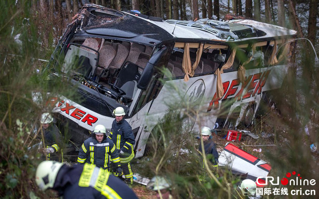 德国旅游大巴翻下路基致4死逾40伤