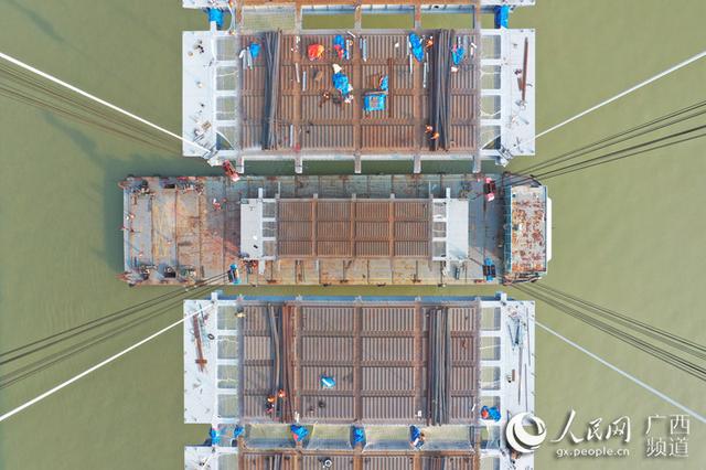 廣西平南三橋橋面格子梁順利合龍