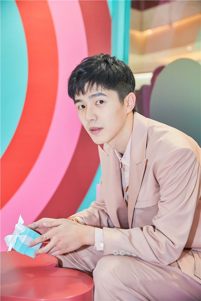刘昊然亮相上海活动 淡粉色西装诠释春日浪漫