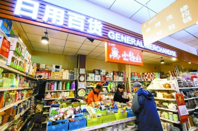 昨天,在新街口街道的金瀛百姓生活服务中心二层的"小物超市"内,居民们