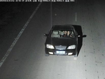 湖北警方公佈2對男女車內摟抱熱吻照片：違反交規