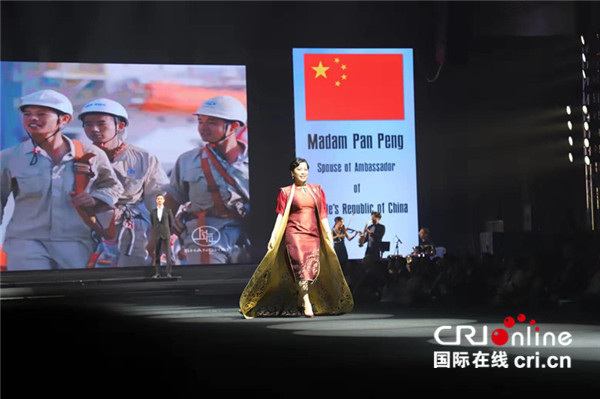 中国驻泰国使馆参加第八届泰丝服装文化展暨第一届泰丝国际时装周开幕式 - 国际在线移动版