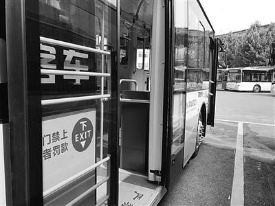 （交通運輸）南京新型電動公交車上路試跑 人性化設備搶眼