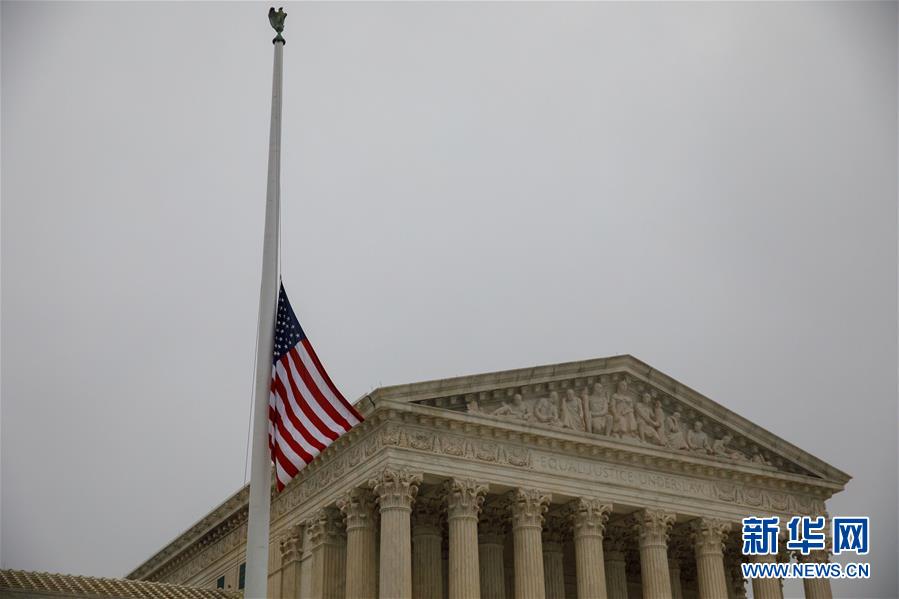 12月1日,在美国首都华盛顿,美国最高法院降半旗志哀.