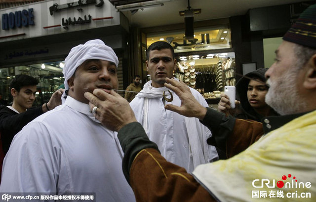 黎巴嫩穆斯林铁刺穿脸 纪念先知穆罕默德诞辰日