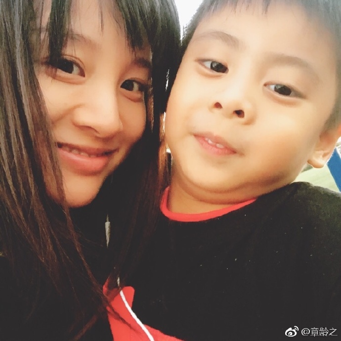 陈龙老婆孕期玩自拍 母子俩嘟嘴亲亲温馨有爱(图)