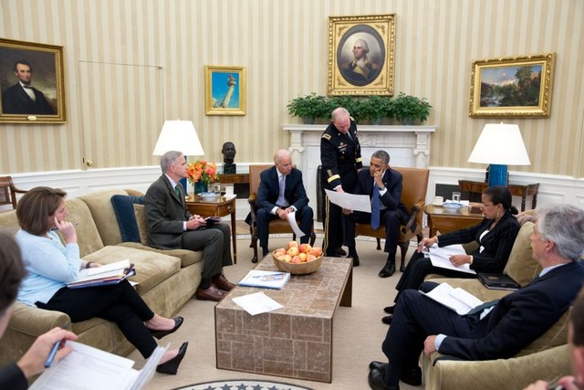 美白宫公布2014年度照片：奥巴马打苍蝇