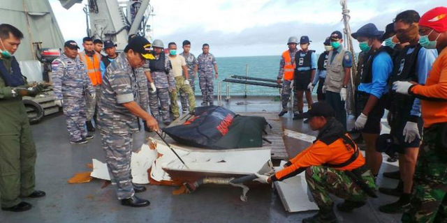 新加坡國防部公佈亞航失事客機殘骸照片 形似窗口面板