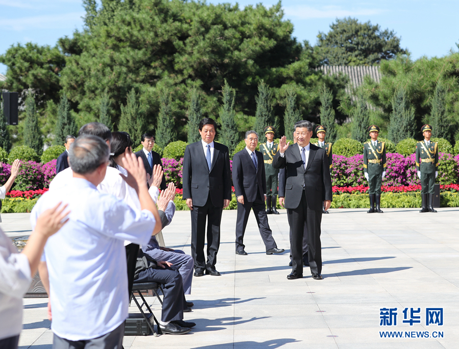 纪念中国人民抗日战争暨世界反法西斯战争胜利75周年向抗战烈士敬献花篮仪式在京举行 习近平李克强栗战书汪洋王沪宁赵乐际韩正王岐山出席仪式