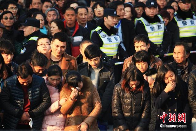 上海踩踏事件遇難者家屬前往事發地哀悼
