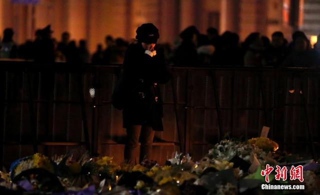 上海踩踏事件遇難者家屬前往事發地哀悼