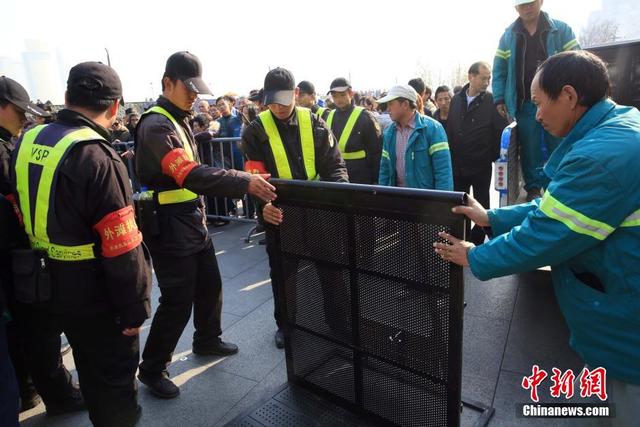 上海外滩增护栏维持秩序