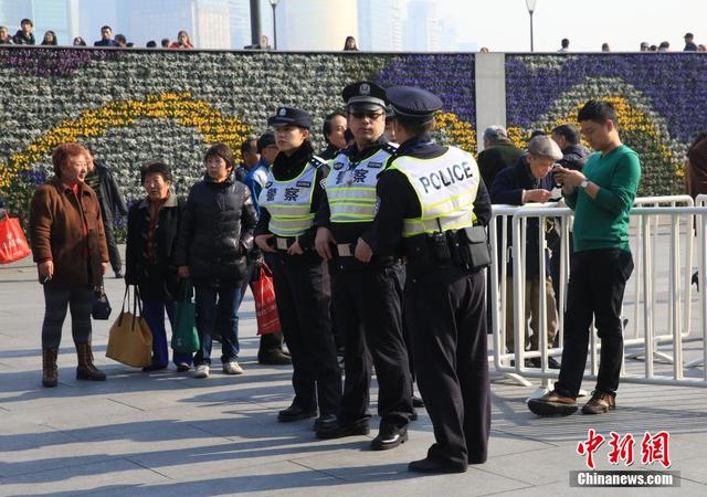 上海外滩增护栏维持秩序