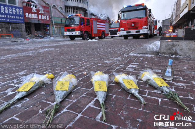 哈爾濱市民自發獻花緬懷犧牲戰士