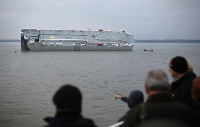 英国巨型货轮撞上堤坝侧翻 25名船员全部获救